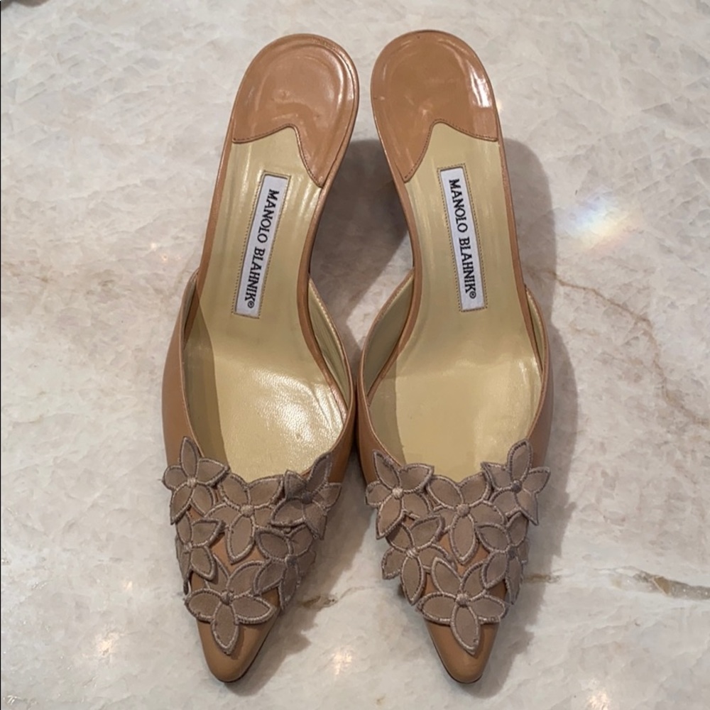 Nude appliqué flower Manolo blahnik kitten heel